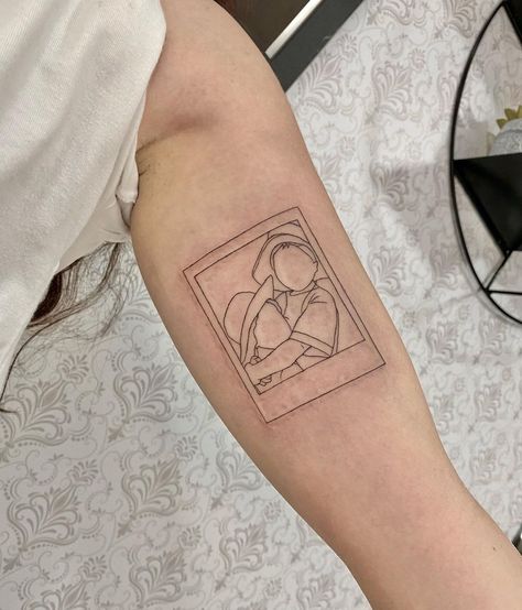 Line Art Portrait Tattoo, Polaroid Outline Tattoo, Tattoos Of Pictures People Outline, Photo Line Tattoo, Fine Line People Tattoo, Poloroid Tattoo Pictures, Picture Tattoos Outline, Minimalist Portrait Tattoo, People Outline Tattoo