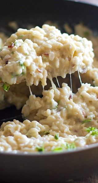 Creamy Cauliflower Garlic Rice - this could be a side or entree if dressed up with mushrooms or veggies. Meat lovers, try with farm raised grilled chicken. Turkey Side Dishes, Garlic Rice, Cauliflower Rice Recipes, Resep Diet, Creamy Cauliflower, Keto Side Dishes, Cauliflower Recipes, Side Recipes, Veggie Dishes