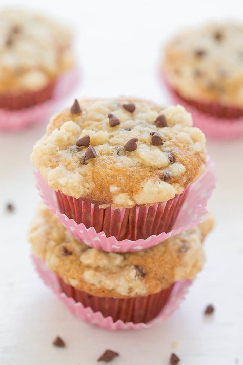 Banana Chocolate Chip Streusel Muffins - Soft, tender, studded with chocolate chips, and topped with streusel!! EASY, no-mixer recipe! They could pass as dessert they're SO GOOD!! Chocolate Chip Streusel Muffins, Banana Bread Chocolate Chip Muffins, Banana Bread Chocolate Chip, Banana Bread Chocolate, Moist Bread, Molten Chocolate Lava Cake, Bread Chocolate, Mixer Recipes, Averie Cooks