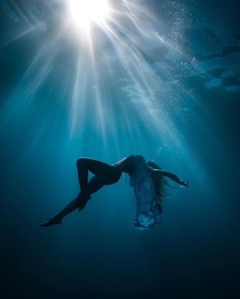 ProjectMermaids on Instagram: “Freedive Friday 🧜‍♀️💕✨ Our first featured photographer today is  @j.kowitz be sure to check out his beautiful work. ✨Everyone has the power…” Freediving Photography, Underwater Photoshoot, Photography Underwater, Bawah Air, The Big Blue, Underwater Photographer, Underwater Art, Self Portrait Photography, Painting Media