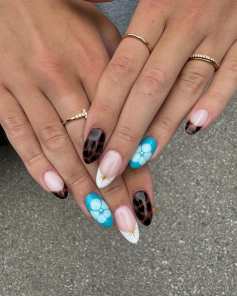 nails of today Cool Nail Inspo Fall, Cute Nail Ideas Fall, Fall Trending Nails, Nails Different Designs Each Finger, Nails Cool Design, Trendy Nail Designs 2024, Miss Match Nails, Simple Fun Nails, Nail Inspo Funky