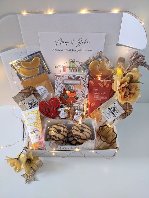 Autumn Hamper Ideas, Christmas Hamper Ideas For Friends, Xmas Hamper Ideas, Christmas Hamper Box Ideas, Date Night Hamper Gift Ideas, Hamper Ideas, Christmas Pamper Hamper, Christmas Gift Hampers, Pamper Hamper