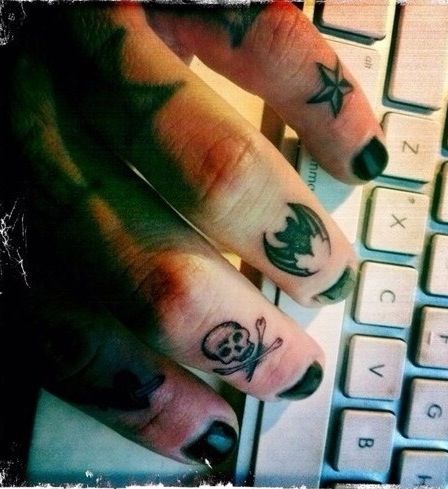 Finger Tattoo Ideas #SkullandCrossbones #Bat #NauticalStar Tattooed Hands, Knuckle Tattoos, Finger Tats, Knuckle Duster, Bat Tattoo, Lady Fingers, Finger Tattoo, Tattoos Art, Awesome Tattoos