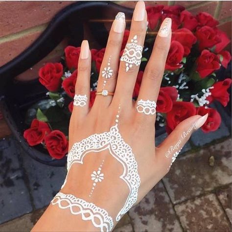 Nigerian Henna, Nikah Henna, Tato Grunge, White Henna Tattoo, White Henna Designs, Cute Henna Designs, Henna Style Tattoos, Henna Tutorial, Henna Inspo