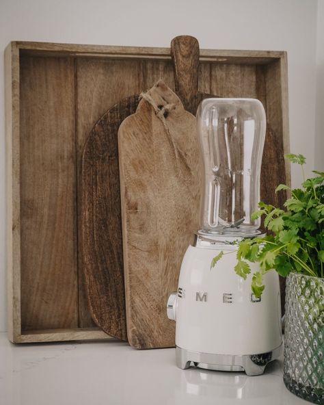 Smeg Nordic på Instagram: "Looking for a gift for your loved ones?🪴The Personal Blender is a powerful and versatile companion for every kitchen. 💫 #smegnordic…" Smeg Blender, Blue Kitchen Appliances, Smeg Kitchen, Scandi Kitchen, Wooden Worktops, Personal Blender, Fitness Blender, Smoothie Makers, 50's Style