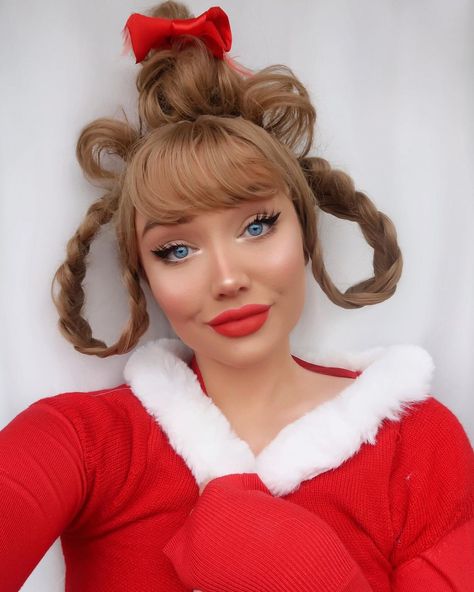 G i n a B o x ♡ on Instagram: “Cindy Lou Who all grown up 😜🎄 who loves the grinch film? One if my faves 😍💚 I actually have Cindy lou whos nose from the side no joke, go…” Nose From The Side, Cindy Lou Who Hair, Whoville Costumes, Cindy Lou Who Costume, Whoville Hair, Xmas Costumes, Christmas Dress Up, Cindy Lou Who, Cindy Lou