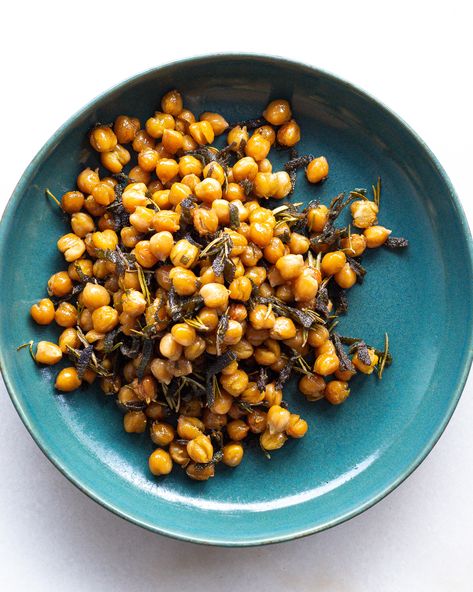 Justine Snacks, Crispy Roasted Chickpeas, Justine Doiron, Crispy Chickpea, Chickpea Recipe, Can Of Beans, Chick Pea, Vegetarian Protein, Crispy Chickpeas