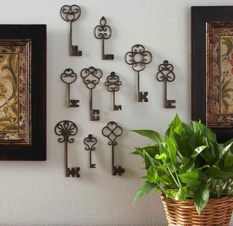 recycling metal keys and wooden key decorations for modern interiors Juju Hats, Key Wall Decor, Key Decorations, Old Keys, Old Key, Modern Interior Decor, Colorful Paper, Ceramic Artwork, Antique Keys