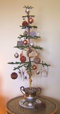 Amish Christmas Decorations, Primitive Christmas Trees, Primitive Tree, Primitive Christmas Tree, Diy Feather, Chirstmas Decor, Tree Tutorial, Prim Christmas, Cottage Christmas