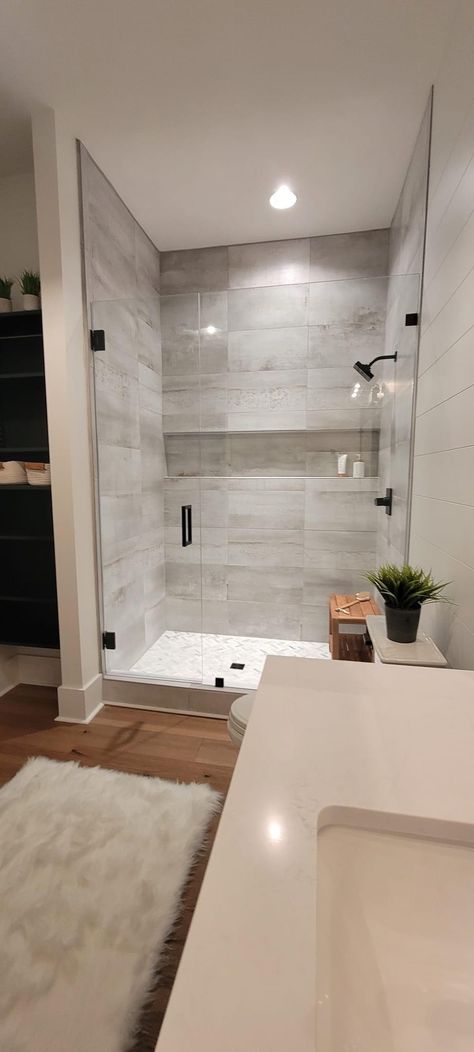 Minimalist Bathroom Remodel, Bathroom Big Shower Ideas, Master Bathrooms Floors, Bathroom No Bathtub, Guest Bathroom Tub Shower Combo, Bathroom With Walk In Shower Ideas, Large Tile In Shower Ideas, Master Bathrooms With Walk In Showers And Soaking Tub, Knee Wall Shower Ideas