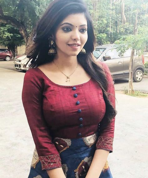 Friday Entertainment on Twitter: "#AthulyaRavi… " Athulya Ravi, Action Pose, Indian Woman, Indian Gowns, Contemporary Outfits, Indian Beauty Saree, India Beauty, Desi Beauty, Bollywood Actress