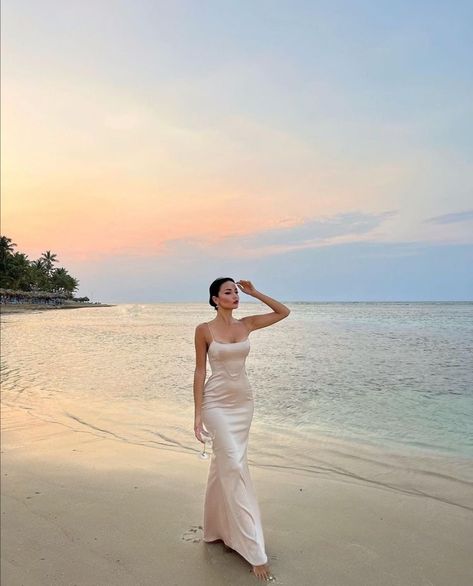 Beach Dress Pictures, Beach Sunset Photoshoot, Beach Dress Photoshoot, Beach Evening, Beach Photo Inspiration, Beach Instagram Pictures, Beachy Outfits, Summer Picture Poses, Beach Pictures Poses