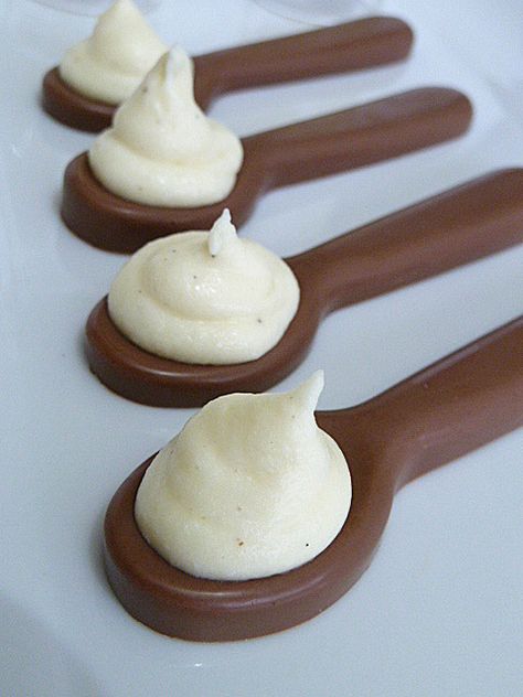 Candy Spoons, Edible Spoons, Spoon Desserts, Chocolate Spoons, Chocolate Pictures, White Chocolate Mousse, Mousse Recipes, Chocolate Bomb, Homemade Candies