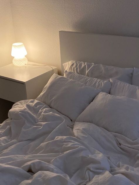 Cozy All White Bedroom, Small Bedroom White Aesthetic, Simple White Room Aesthetic, Comfy Clean Bedroom, Simple Minimalist Bedroom Aesthetic, Aesthetic Bedding White, Comfy Simple Bedroom, Minimalist Bedroom Cozy Comfy, Basic White Room Ideas