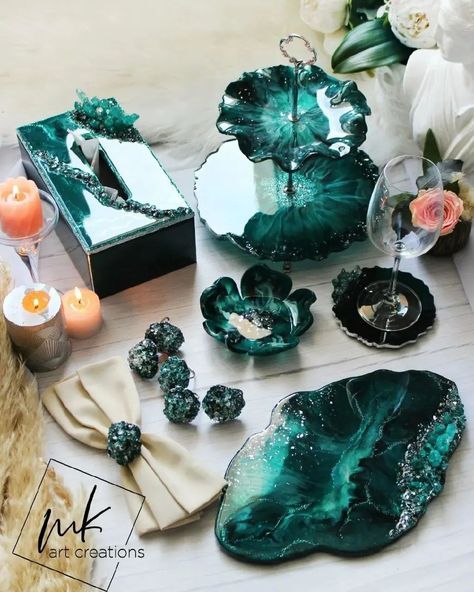 Resin Dish Ideas, Resin Art Ideas, Resin Stand, Resin Dish, Diy Resin Earrings, Diy Resin Tray, Amazing Resin, Resin Countertops, Resin Decor