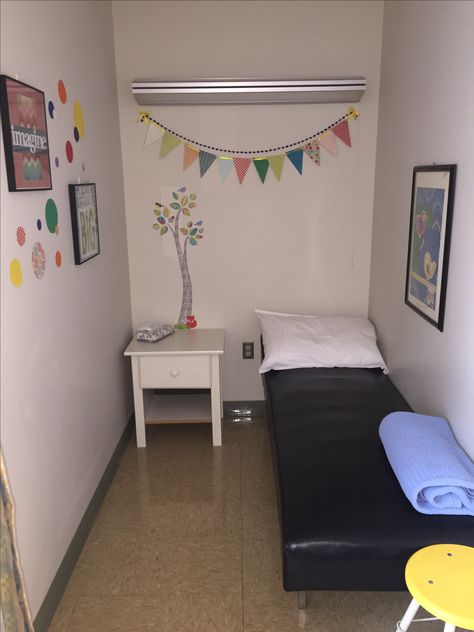 School Sick Room Ideas, School Clinic Ideas Nurse Office Decor, Nurses Office School, Nurses Office Decor School, Middle School Nurse Office Set Up, Nurse Office Ideas, School Clinic Ideas Nurse Office, School Nurse Office Set Up, Nurse Office Decor Ideas