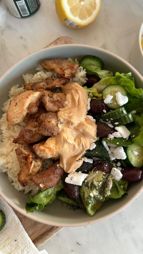 I’ve been making these Greek Chicken Bowls on repeat lately. It’s the perfect summer meal so let me know if you want specific recipes for the dressing or tzatziki (I didn’t make it when I filmed this because I didn’t have time). I made my Bone Broth Rice to go with it – recipe here. […] Bone Broth Rice, Broth Rice, Greek Chicken Bowls, Arielle Lorre, Chicken Bowls, Chicken Recipies, Summer Meal, Dinner Dates, Chicken Bowl