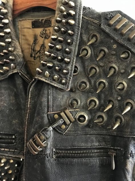 Punk Fashion Diy, Battle Jacket, Diy Jacket, Distressed Jacket, Men's Leather Jacket, Mötley Crüe, Punk Outfits, Vintage Leather Jacket, Jacket Design