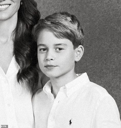 Prince George Gif, Christmas Card Family, George Alexander Louis, Photos Of Prince, Familia Real, December 2023, Royal Families, Farm Heroes, Prince William And Kate