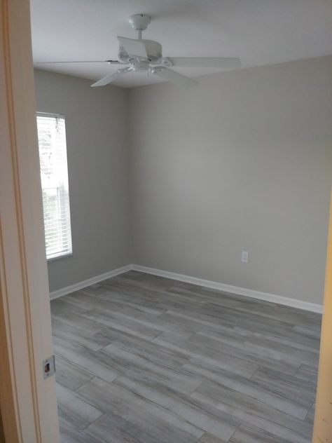 Gray Flooring Bedroom Ideas, Vynil Flooring Kitchen, Grey Tiles Bedroom Interior Design, Room Ideas With Grey Floors, Light Gray Floor Bedroom Ideas, Grey Flooring Bedroom Ideas, Wall Color Gray Floors, Grey Flooring Wall Paint Ideas, Grey Floors Bedroom