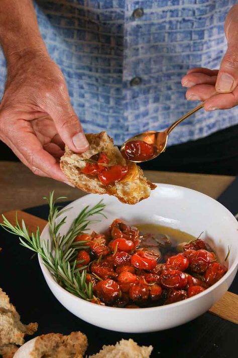 Tomato Jam Appetizer, Tomato Jam Uses, Tomato On Bread, Confit Tomatoes And Garlic, Roasted Tomato Appetizer, Tomato Confit Recipes, Red Appetizers, Tomato Garlic Bread, Tomato Garlic Confit