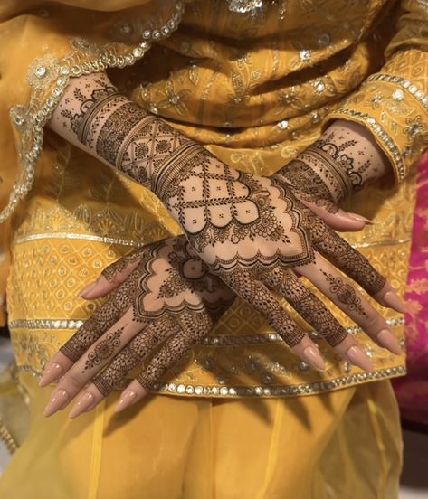 Bridal Nails With Mehendi, Indian Henna Designs Brides, Mehndi Inside Hand, Ghewar Mehndi Design, Heavy Henna Designs, Desi Wedding Nails, Mhendi Design Unique Latest, Heavy Mehndi Designs, Pakistani Henna