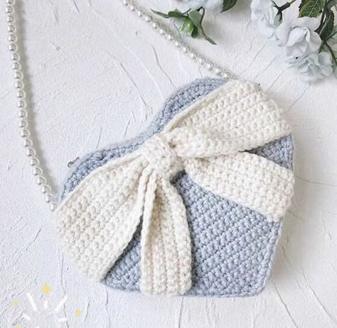 Crochet Heart Bag (Free Pattern) Crochet Heart Bag, Crochet Family, Purse Crochet Pattern, Bag Free Pattern, Pearl Purse, Purse Patterns Free, Crossbody Bag Pattern, Purse Crochet, Crochet Purse Pattern Free