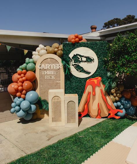 This has to be one of my favorites so far: Carter’s Three Rex 🦖 Concept, design, rentals: @pinkfestco Prints: @bloomprintsllc Wood signs: @lynnguisticdesigns Photography: @siveees Dinosaur Birthday Party Outside, Dinasour Birthday Ideas 2, 3rd Dinosaur Birthday Party, Dinosaur Birthday Party 3, Three Rex Balloon Garland, Three Rex Birthday Party, Jurassic Park Party Balloons, Three Rex Birthday Backdrop, Jurassic World Birthday Party