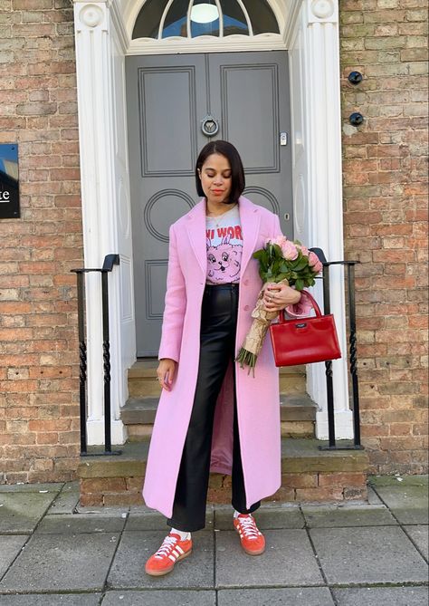 Pink Red Fashion, Colourful Trainers Outfit, Pink Outfit Work, Adidas Gazelle Street Style, Red Gazelle Adidas Outfit, Pink Trainers Outfit, Pink Gazelle Adidas Outfit, Pink Coat Street Style, Pink Coat Outfit Winter