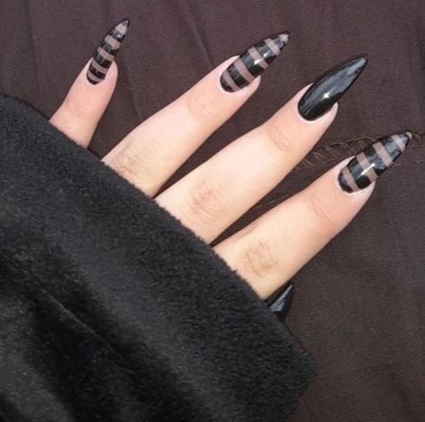 Acrylic Nail Pink, Autumn Acrylic Nails, Nail Barbie, Autumn Nails 2023, Summer Nail 2023, Style A Leather Jacket, Nails Grunge, Rock Nails, Nail 2023