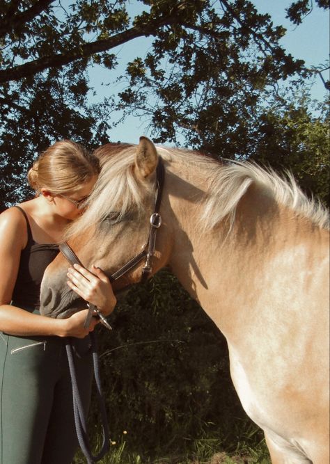 Summer Equestrian Outfits, Horse Buckskin, Equestrian Summer, Equestrian Outfit, Girls Cuddling, Girl Horse, Equestrian Aesthetic, Equestrian Girls, Blonde Hair Girl