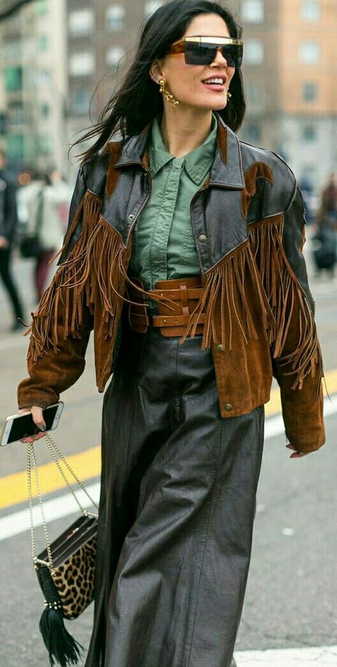 Adventure Woman, Cowboy Fit, Minimalist Wardrobe Essentials, Milan Fashion Week Street Style, Looks Country, Street Style 2017, Fashion Street Style, 2017 Fashion Trends, Fringe Jacket