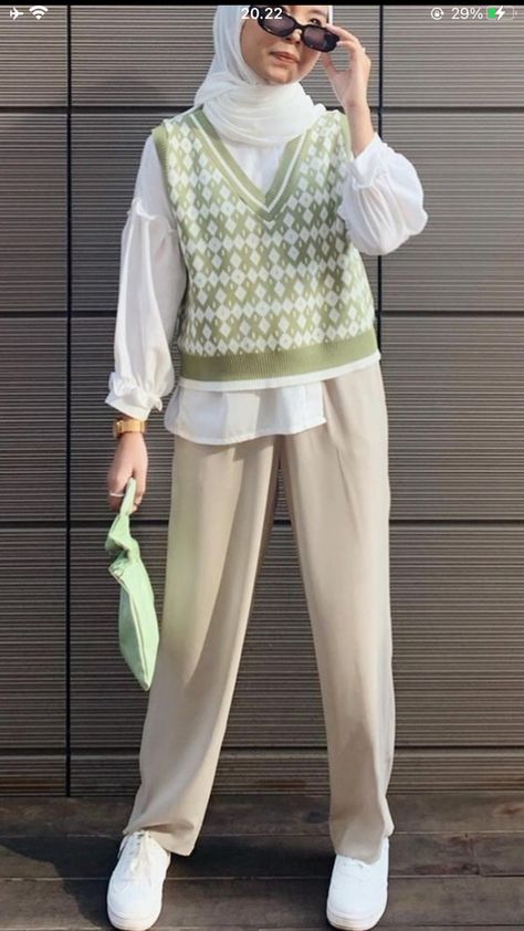 Sage Vest Outfit, Outfit Rompi, Green Outfit Hijab, Fashion Hijab Casual, Tunik Modern, Korean Style Outfit, Casual Korean Style, Outfit Hijab Casual, Stylish Outfits Casual