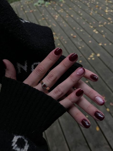 Red Nails On Short Nails, Short Autumnal Gel Nails, Short Nail Design Autumn, Short Nails Art Square, Fall Aesthetic Nails Short, Wine Red Nails Designs Short, Short Autumn Gel Nails, Short Nail Autumn Designs, Red Short Nails Aesthetic