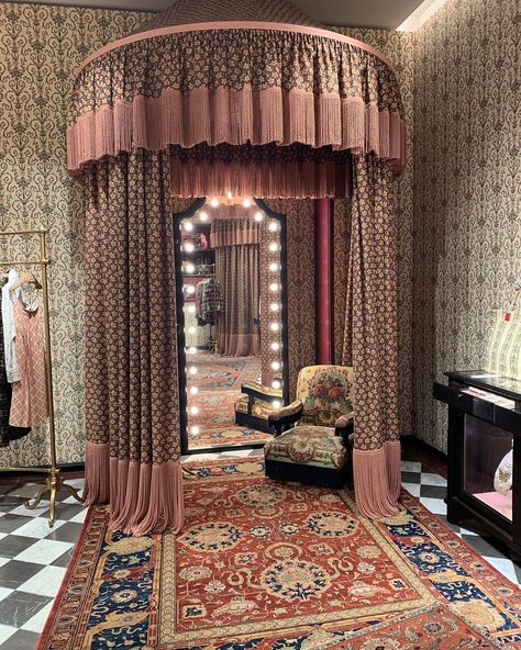 THE WORLD OF INTERIORS on Instagram: “Fitting in @gucci garden. . . #theworldofinteriors #guccigarden #florence” Fashion Studio Interior, Fashion Boutique Interior, Walk In Closet Inspiration, Design Studio Workspace, Gucci Garden, Clothing Store Interior, Garden Interior, Clothing Store Design, Store Design Boutique