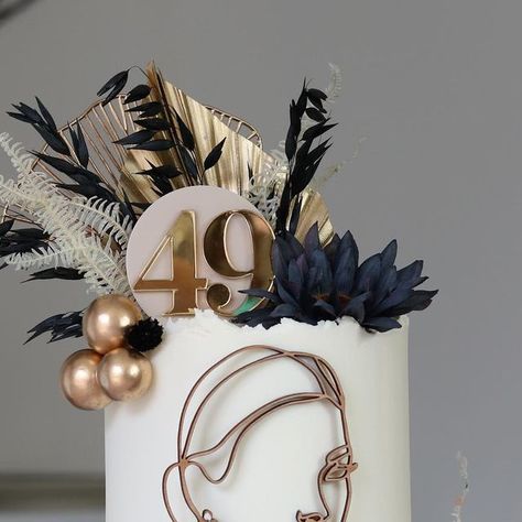 𝗘𝘀𝘁𝗲𝗲 𝗝𝘂𝗱𝗴𝗲 | Cakes by Estee on Instagram: "49 + 1 🖤🤍 To my lovely and beautiful client Jo who celebrated her 49+1 birthday last week! Jo chose this popular classy style to celebrate her birthday 🖤🤍 Abstract face from @bakersworldlondon in beautiful cherry wood and to top it off beautifully I used stunning blooms from @fresablooms along with number charms from @inketchuk #abstact #abstractart #lineart #lineartcake #faceart #faceartcake #abstractface #abstractfacecake #cake #cakesby 49 Birthday Cake, Classy Birthday Cakes, 49 Birthday, 1 Birthday, Abstract Face, 1st Birthday Cake, Classy Style, Abstract Faces, Cherry Wood