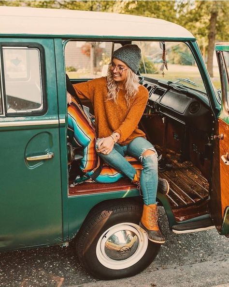 308 Pics From 'Project Van Life' Instagram That Will Make You Wanna Quit Your Job And Travel The World Hailey Miller, Looks Hippie, Bus Girl, Vans Girl, Granola Girl Aesthetic, Photos Travel, Surfer Girl Style, Vw T1, Camping Outfits