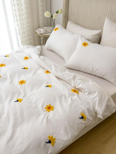 Flower Bedspread, Uni Flat, Cute Bed Sheets, Sheet Painting, Bed Cover Design, Embroidered Duvet Cover, Floral Bedspread, Painted Fabric, Pillow Crafts