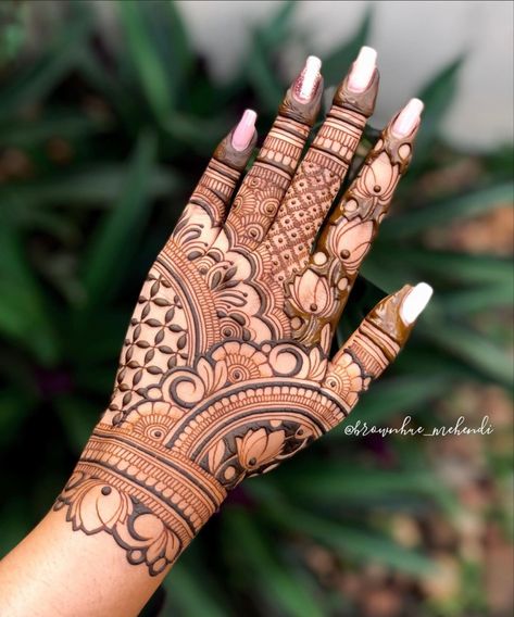 Tattoo Design Mehndi, Simple Mehndi Art, Mehndi Clothes, Bridal Henna Design, Henna Tattoo Design, Mehndi Bridal, Kids Henna, Palm Mehndi, Tattoo Mehndi