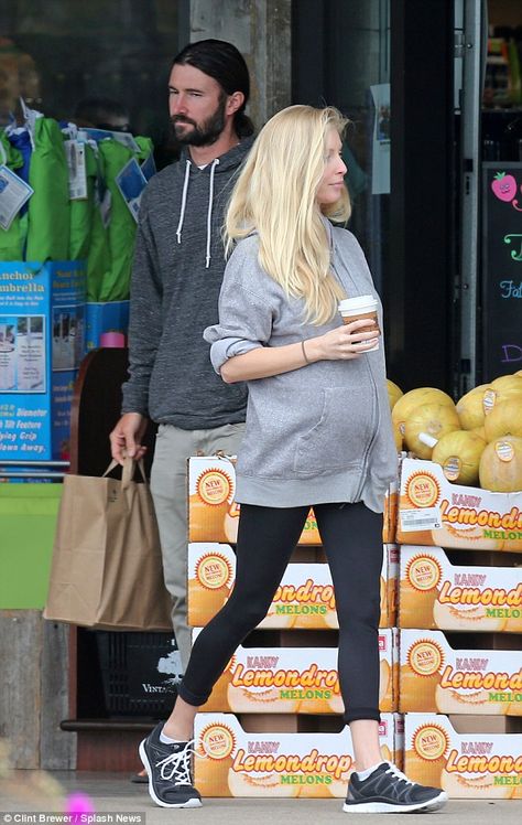 Baby makes three: Leah Jenner showed off her growing baby bump as she joined her husband B... Maternity Hoodie Outfit, Pregnant Sweatpants Outfit, Pregnant Hoodie Outfit, Leah Jenner, Brandon Jenner, Pregnant Celebrity, Pregnancy Sweatshirt, Diane Sawyer, Bump Fashion