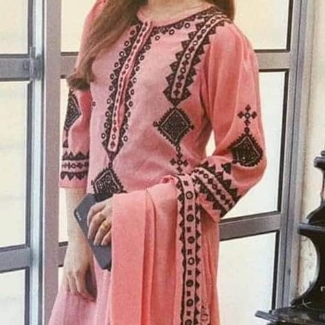 Instagram photo by .collactoin.by ayesha • Jul 26, 2020 at 9:59 PM Sindhi Embroidery, Simple Dress Casual, Balochi Dress, Kurti Embroidery, Girls Dresses Sewing, Afghan Fashion, Pakistani Fashion Party Wear, Beautiful Pakistani Dresses, Cotton Kurti Designs