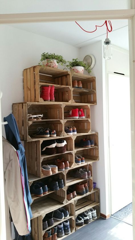 Schoenenkast, zelf gemaakt van oude kistjes. Low Budget, Shoe Closet, Home Decor Inspiration, Shoe Rack, Decor Inspiration, Diy Furniture, New Homes, Van, Furniture