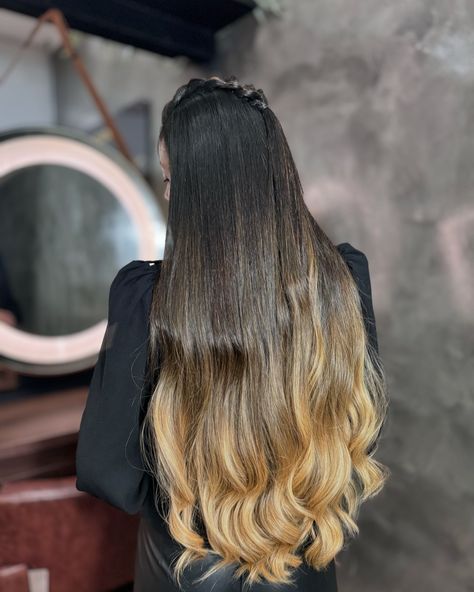 ✨MEGA HAIR✨ Bora curtir esse Manto Brasileiro 75cm , ponto americano, cor iluminado doce de leite explosão de cor nas pontas🤩 Vem para Jairo Cabelos, elevar sua autoestima e ficar mais linda!!! AVALIAÇÕES GRATUITAS👇 📲(11)94701-7458🔥🔥🔥 #megahair #megahairbrasil #megahairbrasil #megahairpontoamericano #megahairsaopaulo #megahairadesivo #cabelobrasileiro #autoestima #cabelohumano #cabelo #barueri #baruerieregiao #alphavillebarueri Mega Hair, Hair, On Instagram, Instagram