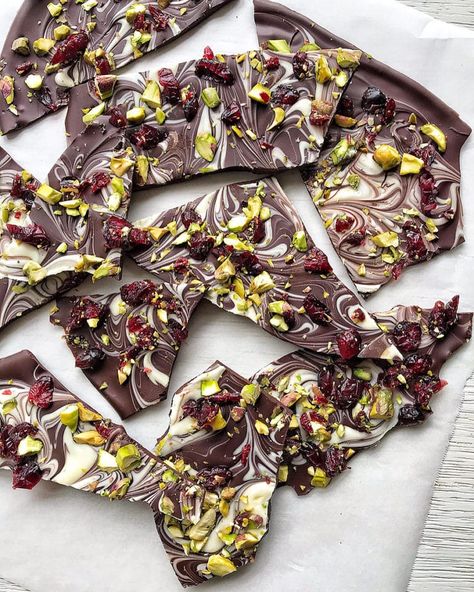 Festive Peppermint Chocolate Bark - Nourish & Tempt Chocolate Bark Ideas, Pistachio Bark, Bark Idea, Peppermint Bark Recipes, Chocolate Bar Recipe, Christmas Bark, Peppermint Chocolate, Chocolate Festival, Peppermint Christmas