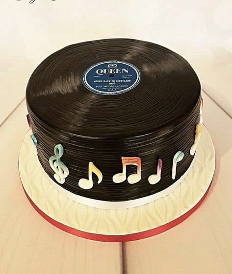 Cake Designs Music Theme, 80s Cake Ideas Simple, Vinyl Cake Ideas, Music Themed Food Ideas, Birthday Cake 80s Theme, 80s Party Cake, Bolo Retro Vintage, 80s Cake Ideas, 70s Cake Ideas