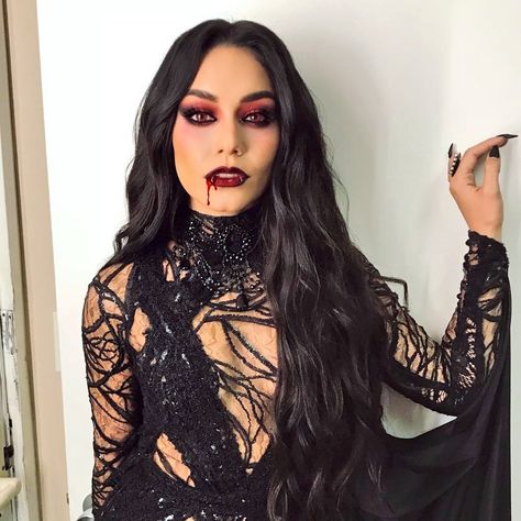 Vampire Costume Women, Vampire Makeup Halloween, Halloweenský Makeup, Vampire Look, Vampire Halloween Costume, Vampire Makeup, Halloween Coustumes, Halloween Fest, Gothic Chic