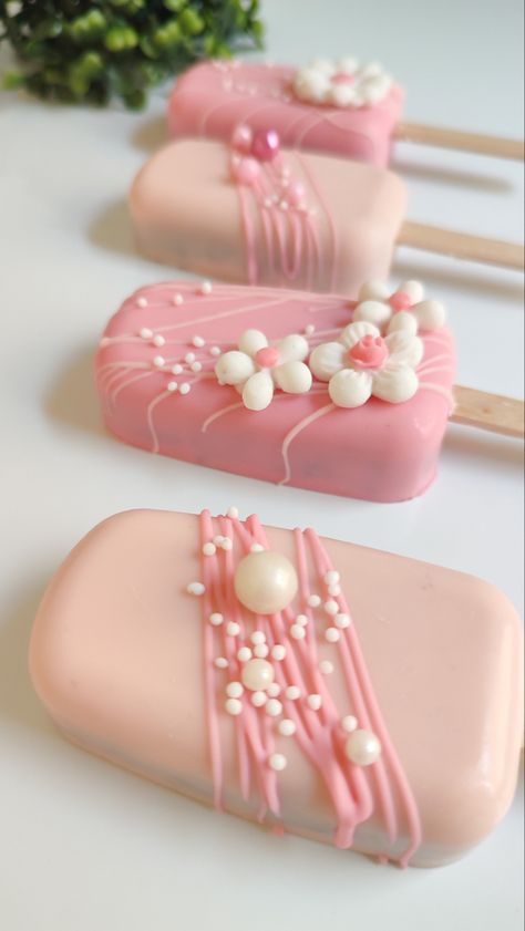 Pink Cakesicles Ideas, Pink Cakesicles Ideas For Birthday, Elephant Cakesicles, Cake Cycle Pops, Pink Cakesicles, Popsicle Cake Pops, Baby Shower Dessert Ideas, Birthday Cakesicles, Gourmet Candy Apples