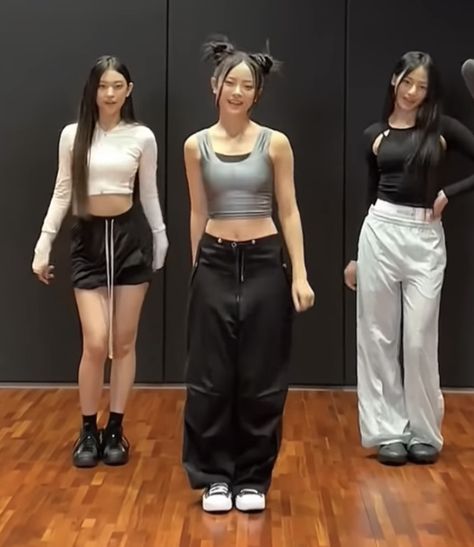 Dance Rehearsal Outfit Kpop, Dance Outfits Kpop Practice, Kpop Idol Training Outfit, Kpop Gym Outfit, Audition Outfit Kpop, Aesthetic Dance Practice Outfits, Kpop Sport Outfit, Kpop Workout Outfit, Kpop Practice Outfit Ideas