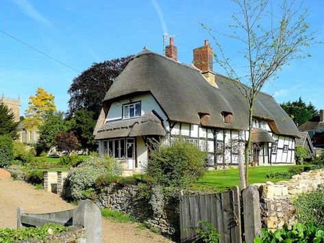 House With A Garden, British Cottage, Cotswolds Cottage, Thatched House, Storybook Cottage, Homburg, Country Cottage Decor, English Cottage Garden, Style Cottage