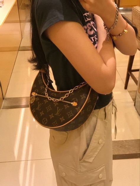 Louis Vuitton Outfit, Buy Bags, Girly Bags, Hobo Shoulder Bag, Fancy Bags, Hanging Bag, Vuitton Bag, Branded Bags, Lv Bag